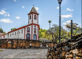 CATÓLICOS CELEBRAM QUARTA-FEIRA DE CINZAS