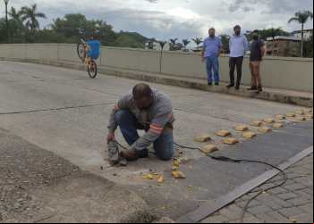 PREFEITURA RETIRA TACHÕES DA PONTE ELIEZER BATISTA NO CENTRO
