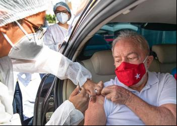 LULA RECEBE PRIMEIRA DOSE DE VACINA CONTRA A COVID-19