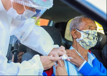 NOVA ERA INICIA VACINAÇÃO DE IDOSOS DE 70 A 74 ANOS