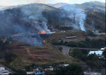 INCÊNDIO EM VEGETAÇÃO É REGISTRADO PRÓXIMO A PEDRA FURADA