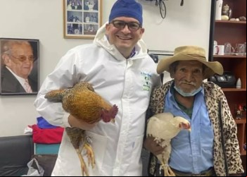 MÉDICO RECEBE GALINHAS DE IDOSO COMO PRESENTE POR CIRURGIA