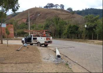 CARRO DERRUBA DOIS POSTES NA AV. COPACABANA DURANTE A MADRUGADA EM NOVA ERA