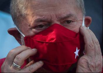 LULA DIZ QUE BOLSONARO TEM MEDO DE PERDER E O CHAMA DE "CHARLATÃO"