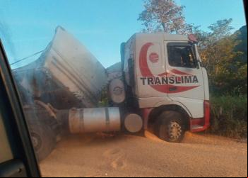 ACIDENTE COM CARRETA DE MILHO EM JM DEIXA TRÂNSITO LENTO