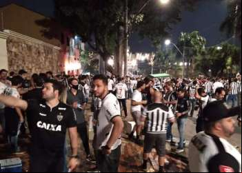 GALO X RIVER: ATLETICANOS AGLOMERAM SEM MÁSCARA NO ENTORNO DO MINEIRÃO