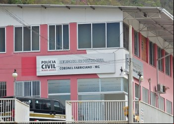 MULHER SE A POR FUNCIONÁRIA DE BANCO E CAUSA PREJUÍZO DE QUASE 40 MIL EM IDOSA EM CORONEL FABRICIANO