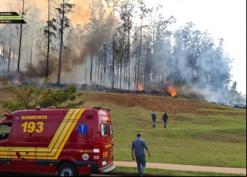 SETE PESSOAS MORREM APÓS AVIÃO CAIR EM PIRACICABA-SP