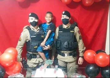 PM DE SANTA BÁRBARA COMPARECE EM ANIVERSÁRIO E REALIZA SONHO DE CRIANÇA