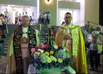 PROCISSÃO LUMINOSA DE APARECIDA EM NOVA ERA, REUNIU CENTENAS DE FIÉIS