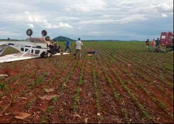 AVIÃO CAI, PARA DE CABEÇA PARA BAIXO E DEIXA DOIS FERIDOS EM PALMEIRAS DE GOIÁS