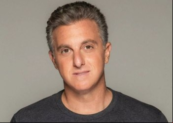 LUCIANO HUCK SE DESCULPA POR COMENTAR PESO DE MARÍLIA MENDONÇA