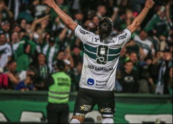 Coritiba vence no fim e aguarda rodada para celebrar o à Série A
