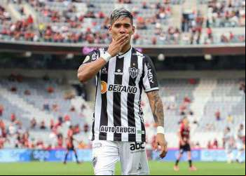 GALO VENCE ATHLETICO-PR E SEGUE FIRME NA LIDERANÇA DO BRASILEIRÃO