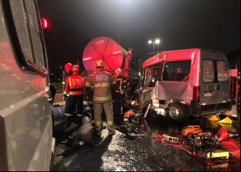 ACIDENTE NO ANEL RODOVIÁRIO EM BH ENTRE VAN E CAMINHÃO MATA QUATRO E FERE CINCO PESSOAS