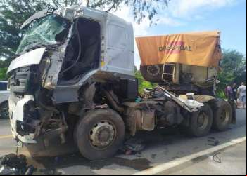 MOTORISTA MORRE EM ACIDENTE NA BR- 262 E POPULARES ROUBAM CARGA QUE ESTAVA NO CAMINHÃO