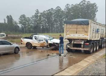 COLISÃO ENTRE CARRO E CAMINHÃO NA BR-381 DEIXOU TRÂNSITO INTEDITADO