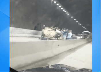 BR-381: CARRO CAPOTA DENTRO DO TÚNEL DA PRAINHA EM ANTÔNIO DIAS