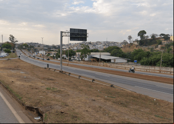 ACIDENTE NO ANEL RODOVIÁRIO: CARRETA ATINGE CARROS E BATE NA MURETA DE PROTEÇÃO