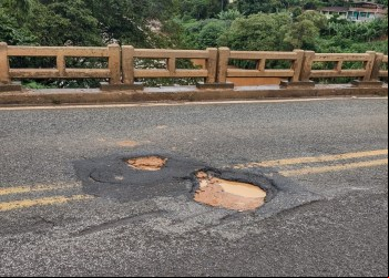 BURACO NA BR-381 EM NOVA ERA COLOCA EM RISCO MOTORISTAS
