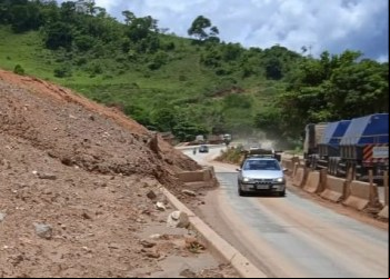 BR-381: BARRANCO AMEAÇA A CAIR NOVAMENTE EM ANTÔNIO DIAS