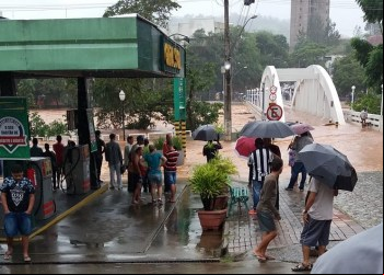 NOVA ERA: PODE CHOVER ATÉ O RÉVEILLON: TEMPERATURA DEVE CAIR A PARTIR DE QUARTA