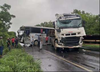 ACIDENTE ENVOLVENDO QUATRO VEÍCULOS DEIXA 13 FERIDOS E UM MORTO NO NORTE DE MG