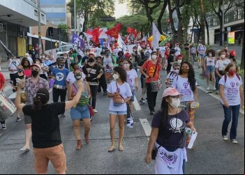 MANIFESTANTES FAZEM ATO CONTRA BOLSONARO EM BELO HORIZONTE