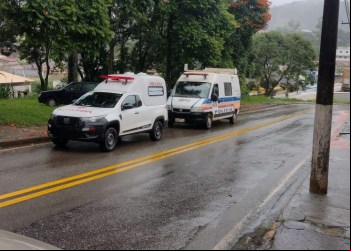 QUEDA DE BARRANCO MOBILIZA RESGATE E PM EM SANTA BÁRBARA
