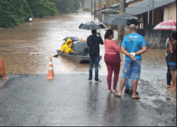 RIO SOBE MAIS DE 6 METROS E MORADORES SÃO RESGATADOS DE BARCO EM JOÃO MONLEVADE