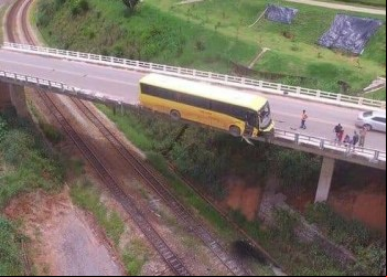 QUASE TRAGÉDIA: ÔNIBUS FICA PENDURADO EM VIADUTO SOBRE LINHA FÉRREA EM RIO PIRACICABA