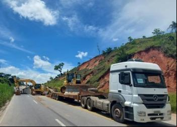 MÁQUINAS SÃO DESEMBARCADAS PARA INICIAR INTERVENÇÃO NA BR-381 EM NOVA ERA