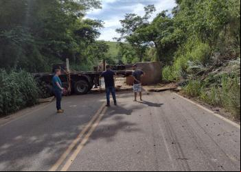 MG-329 INTERDITADA ENTRE RIO CASCA E RAU SOARES