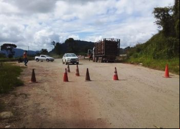 TRÁFEGO É FECHADO PARA CAMINHÕES NA ESTRADA DE HEMATITA, ANTÔNIO DIAS