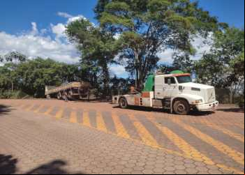PERDEU FREIO - CARRETA FICA PENDURADA EM RIBANCEIRA APÓS PERDER FREIO NO O À MINA DA CONCEIÇÃO