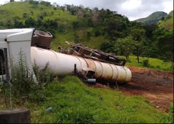 CARRETA TOMBA NA MG-120 ENTRE SANTA MARIA E GUANHÃES