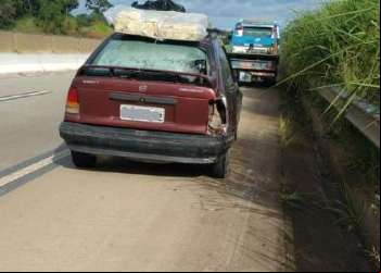 MOTOCICLISTA BATE EM CARRO PARADO NA BR-381 E É ARREMESSADO NA RODOVIA