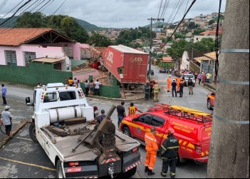 Carreta com mais de 30 toneladas de sal invade duas casas na Grande BH