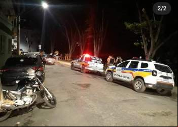 PAI AGRIDE FILHA, JOGA DENTRO DE RIO E PULA EM SEGUIDA EM PONTE NOVA