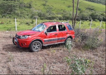 MOTORISTA FICA FERIDO APÓS CAPOTAR ECO SPORT NA BR-265