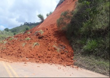LMG-823 É INTERDITADA APÓS DESLIZAMENTO DE TERRA
