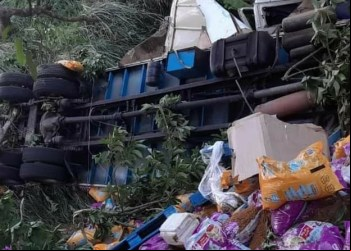 ACIDENTE NA ESTRADA PARA DIONÍSIO DEIXA UMA PESSOA FERIDA