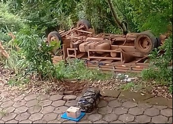 CAMINHÃO CAPOTA NA BR-381 EM NOVA ERA