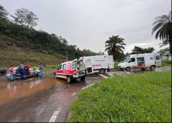 COLISÃO ENTRE AMBULÂNCIA E CARRO DEIXA UMA PESSOA FERIDA EM BARÃO DE COCAIS