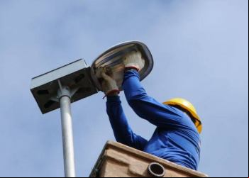 NOVA EMPRESA DE MANUTENÇÃO DA ILUMINAÇÃO PÚBLICA JÁ ATENDEU MAIS DE DOIS MIL CHAMADOS