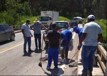 PREFEITURA DE NOVA ERA TAPA BURACO EM PONTE NA BR-381