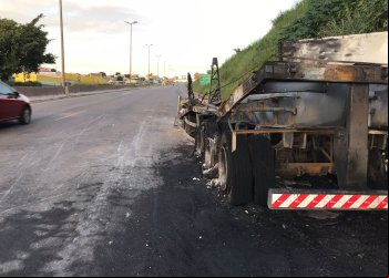 CARRETA PEGA FOGO NO ANEL RODOVIÁRIO, NO BAIRRO NAZARÉ, E INTERDITA PISTA NO SENTIDO RIO