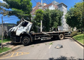 CAMINHÃO DESGOVERNADO CARREGADO COM PNEUS ATINGE CARRO E ATRAVESSA AVENIDA DE BH; VÍDEO