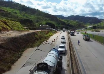 PARTE DE ASFALTO CEDE NA BR-381, EM ANTÔNIO DIAS, E INTERDITA PARCIALMENTE O TRÂNSITO