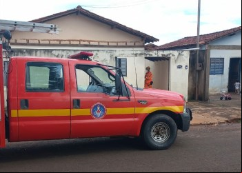 BEBÊ DE 11 MESES TRANCA MÃE DO LADO DE FORA DA CASA